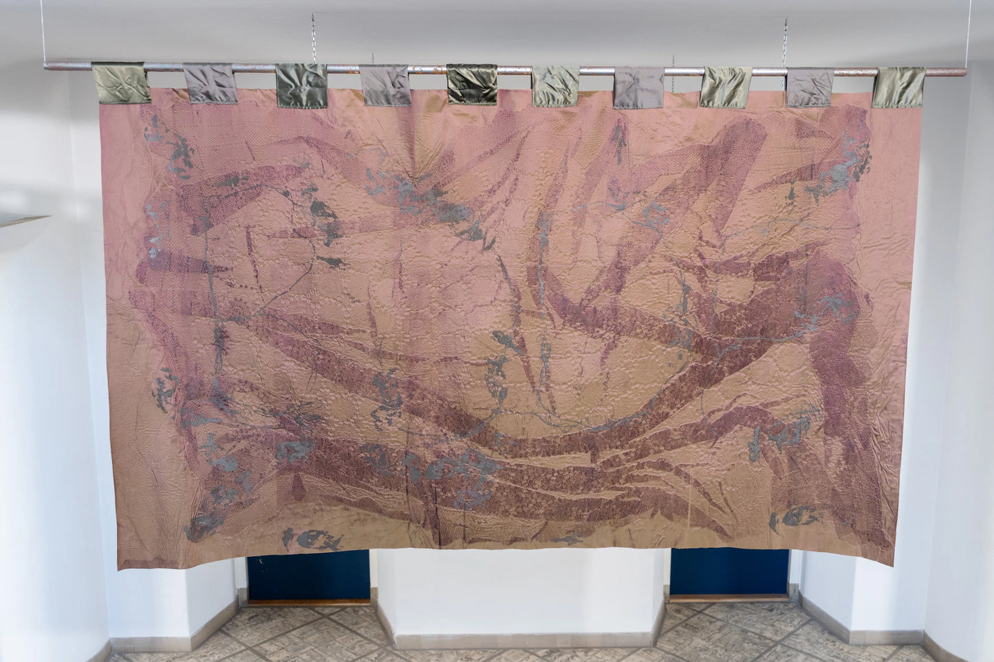 Bodevaan 2024 - 2025<br><small> Polyester, haakwerk, coating, zand, aluminium, roest op en tussen changeant zijde, 150 x 230 cm
Foto’s: Koen Kievits. </small> 
