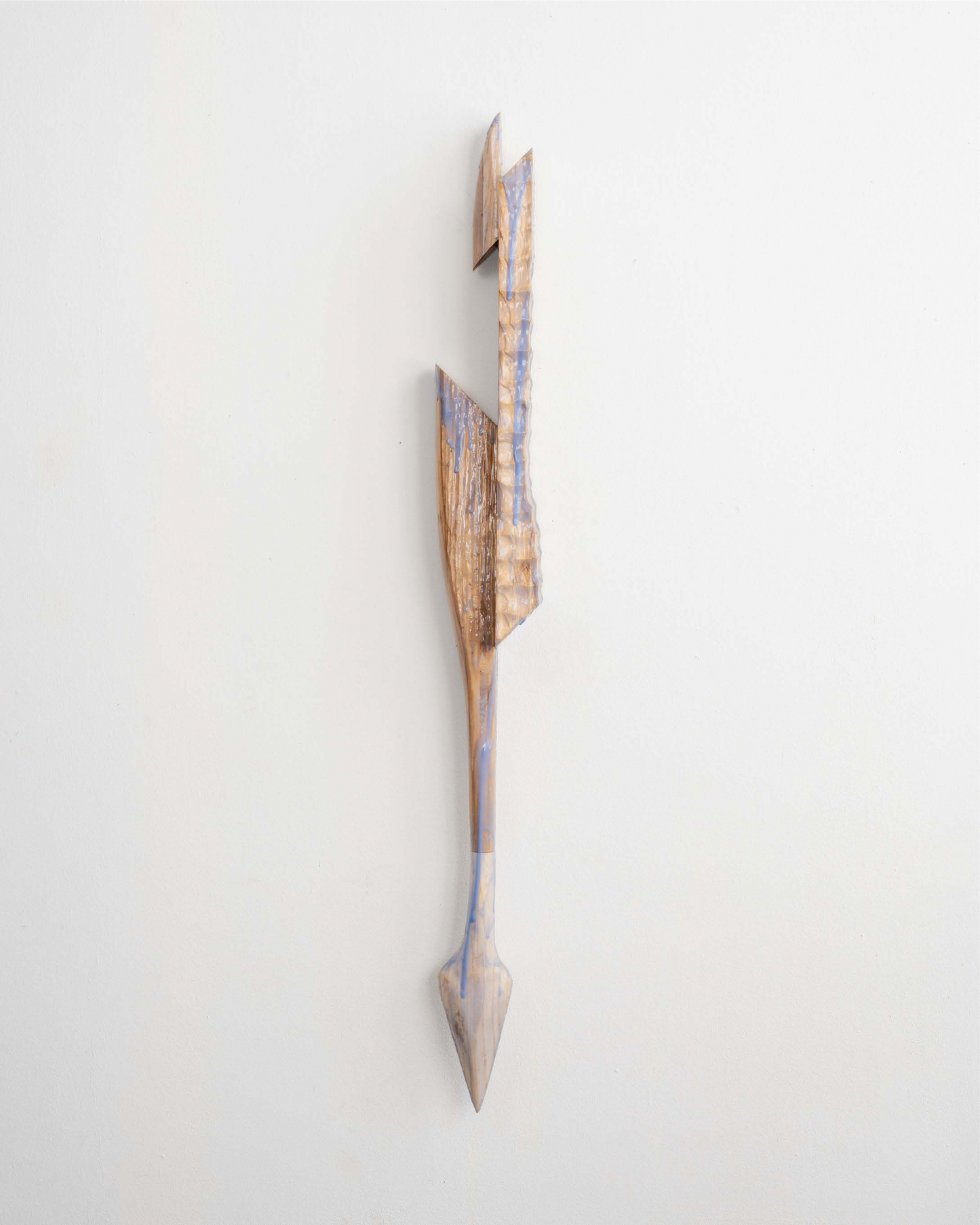 titel: Arrow, 2025
materiaal: essen, iepen, siliconen (ash, elm, silicone)
Maat: 120 x 15 x 25 cm
Prijs: 1620,00